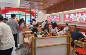 柒粉田拌粉王：非遗工艺加持的米粉快餐新